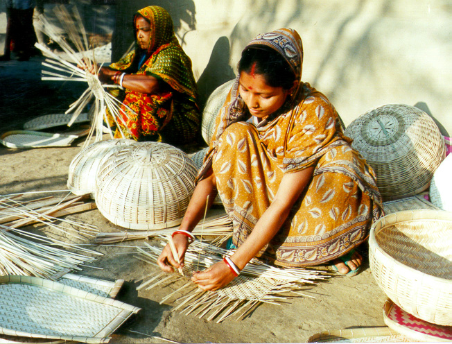 bangladeshi-women-making-baskets