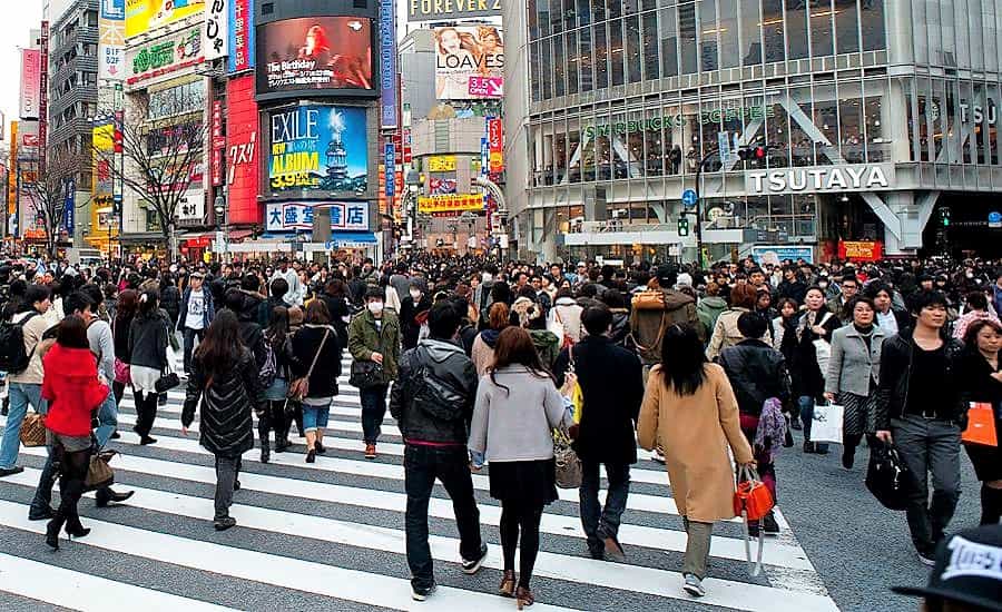 Pessoas-atravessando-rua-em-Shibuya-Toquio-Foto-Stockvault-900x550-min